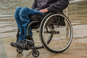 Bild Rollstuhl: Berufsunfähigkeitsversicherung Beratung - Mann sitzt im Rollstuhl