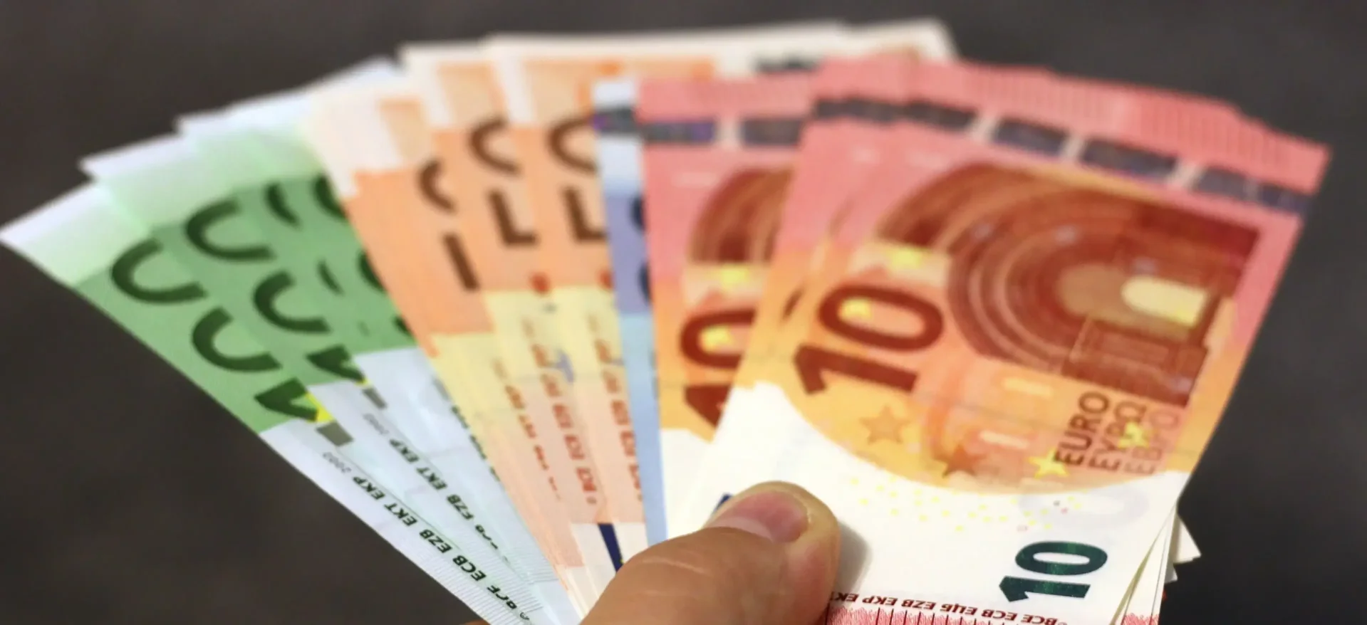 Bild Geldscheine: Beratung Berufsunfähigkeitsversicherung - Geldscheine werden fächerförmig ausgestreckt